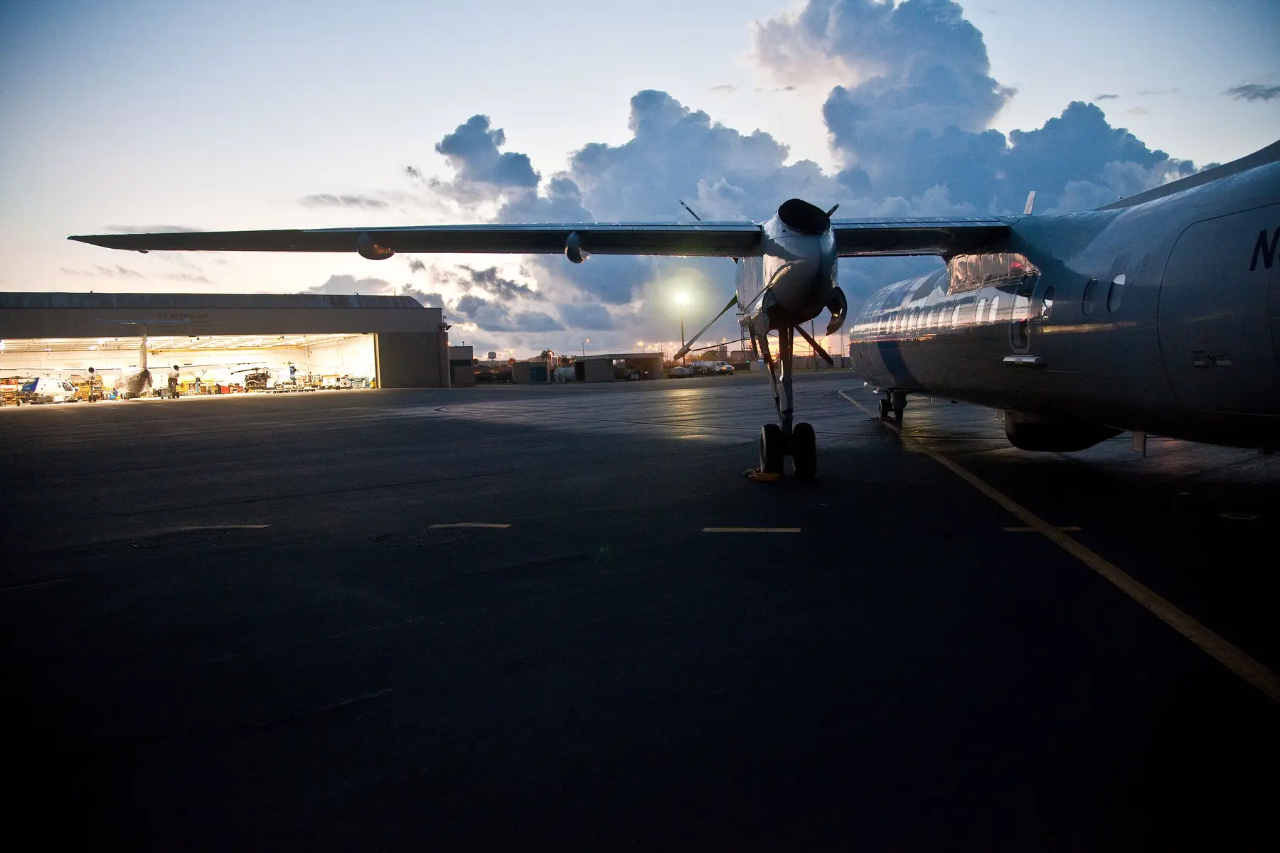 Avion de transport au crépuscule sur une aire de stationnement