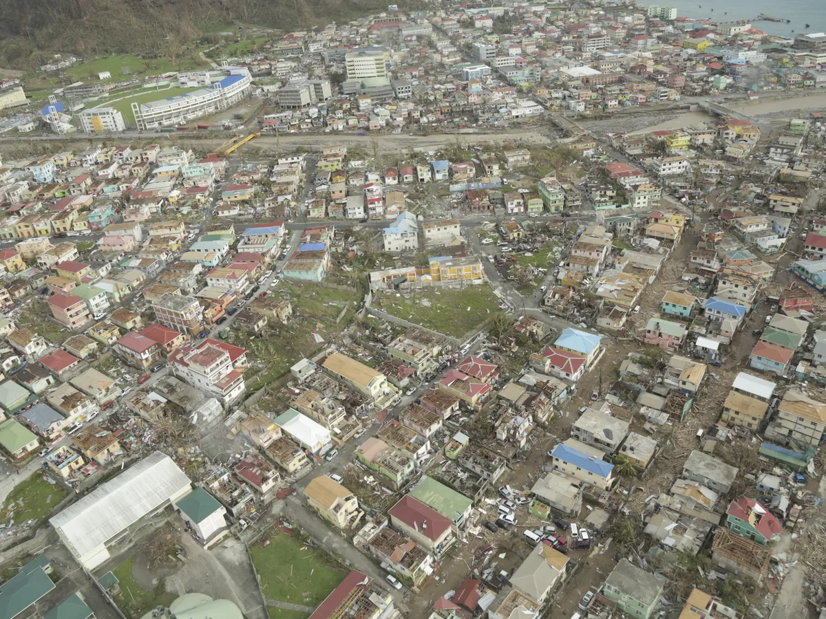 Vue aérienne de Roseau (Dominique) après le passage d'un ouragan